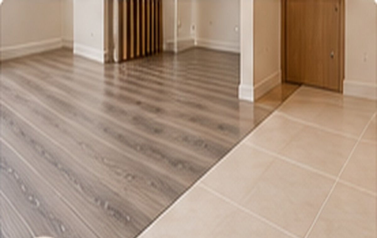 Piso laminado de apariencia madera en un espacio residencial